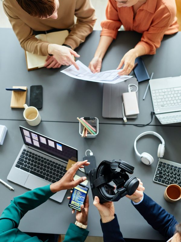 teamwork-of-programmers-at-table-at-meeting.jpg